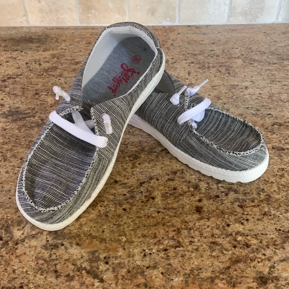 Women’s canvas sneakers size 9 M. In good condition, only used once.